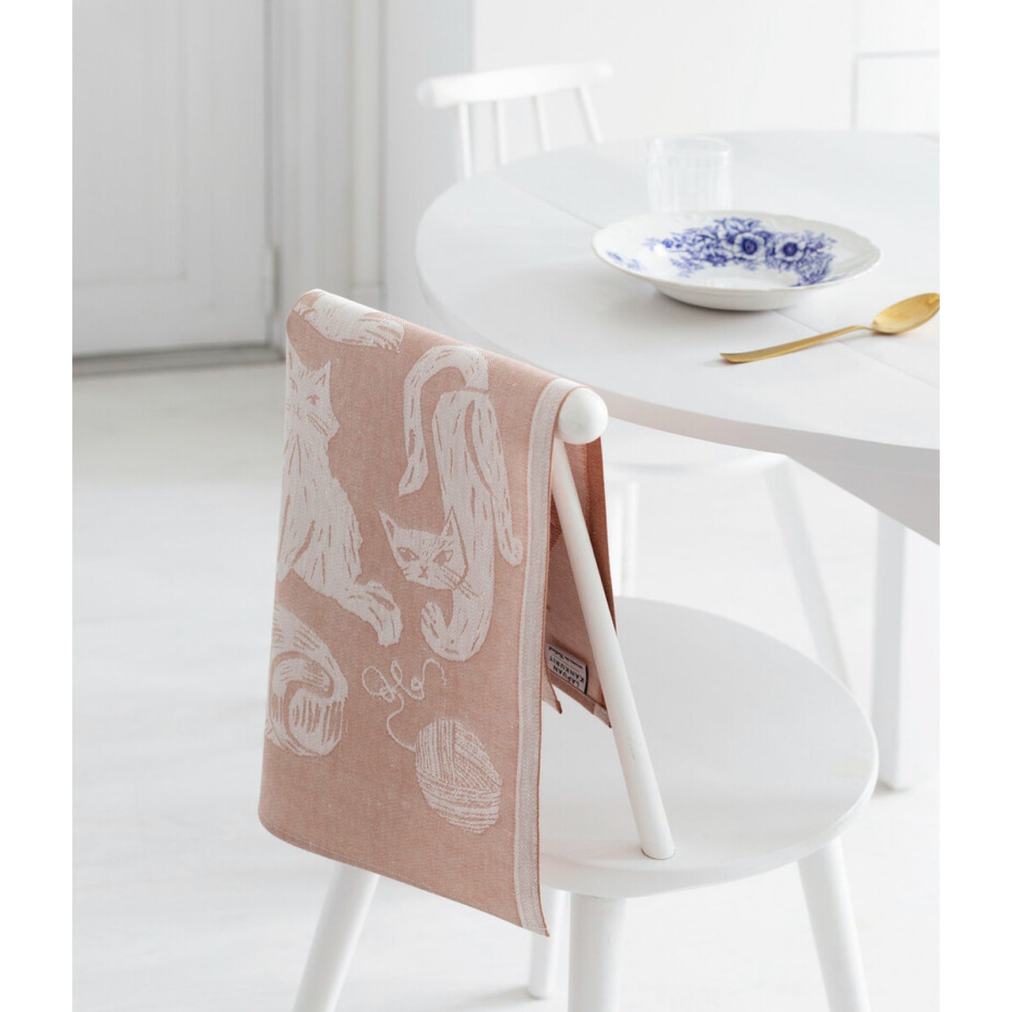 LAPUAN - KISSANPAIVAT CAT - HAND TOWEL. WHITE+CINNAMON