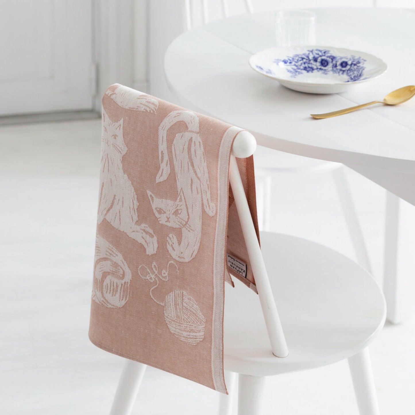 LAPUAN - KISSANPAIVAT CAT - HAND TOWEL. WHITE+CINNAMON