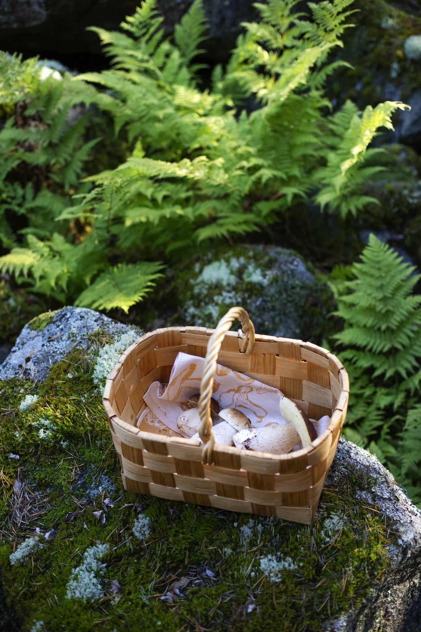 LAPUAN - SIENIMETSA MUSHROOMS - HAND TOWEL. WHITE+DARK GREY