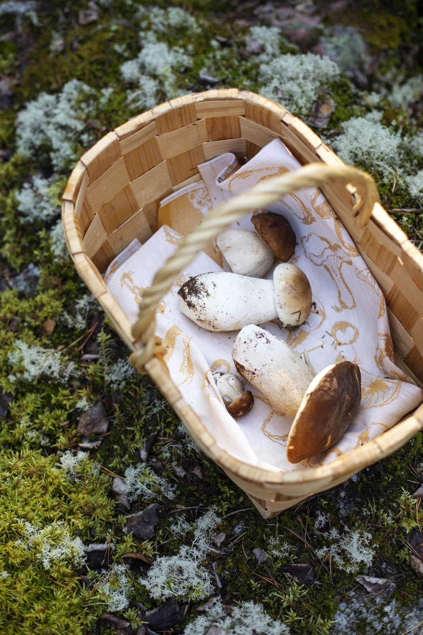 LAPUAN - SIENIMETSA MUSHROOMS - HAND TOWEL. WHITE+DARK GREY