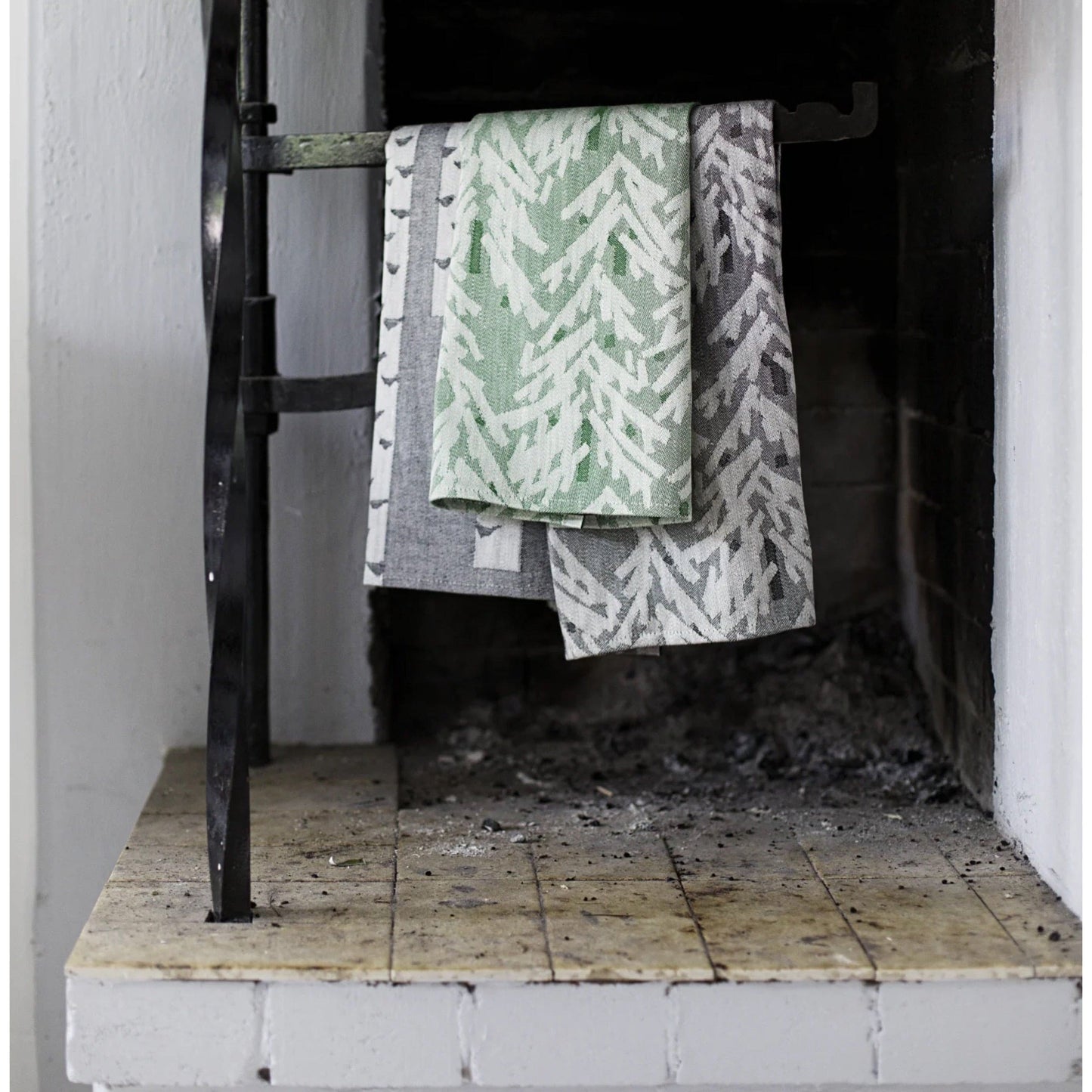 LAPUAN - KUUSI TREES - HAND TOWEL. WHITE+BLACK