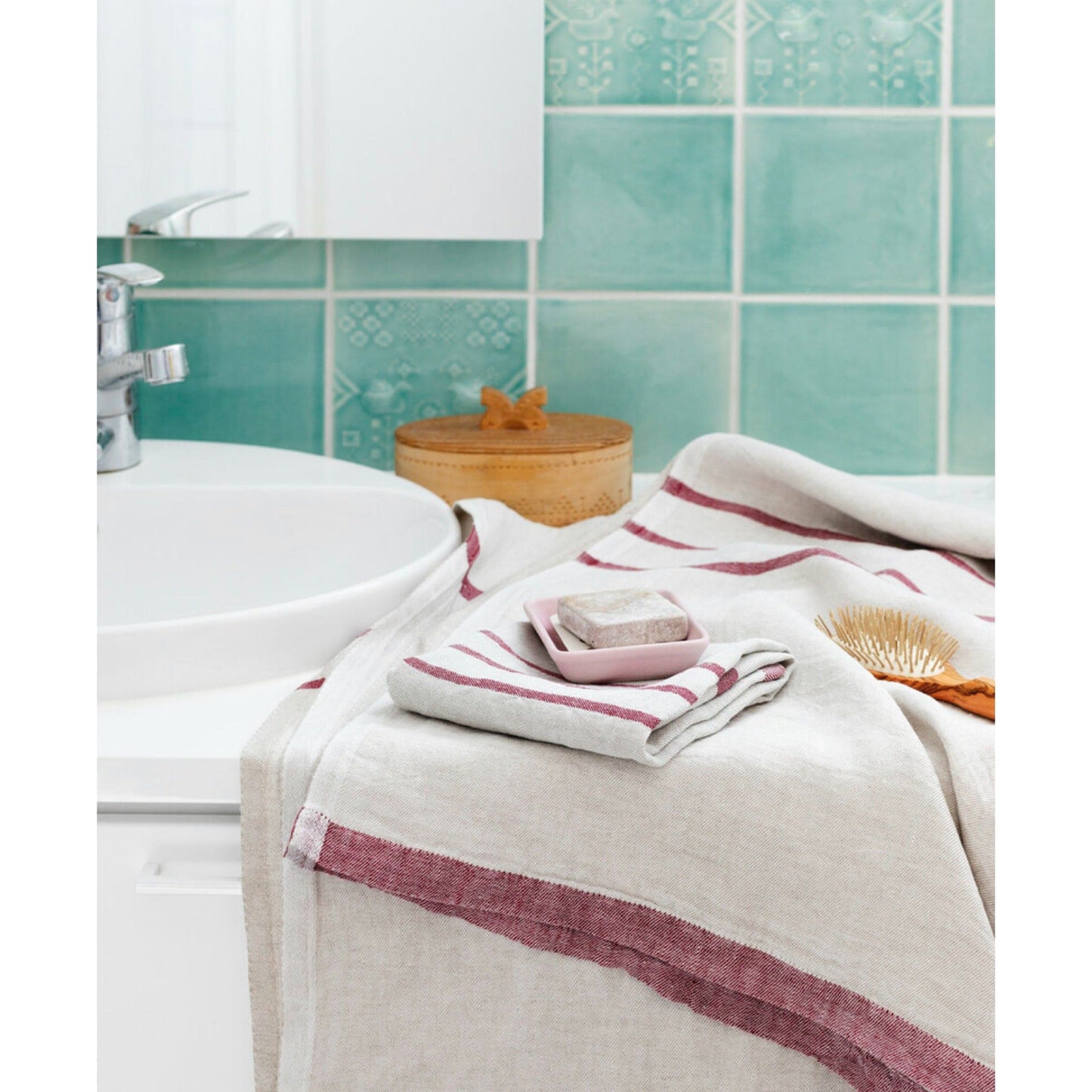 LAPUAN - USVA LINEN TOWEL. NATURAL+BURGUNDY