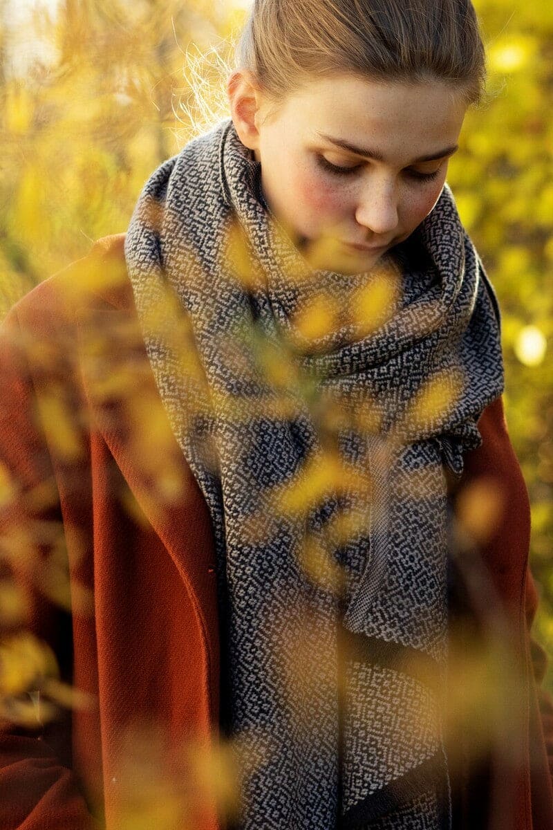 LAPUAN - KOLI LINEN SCARF. BLACK+GREY