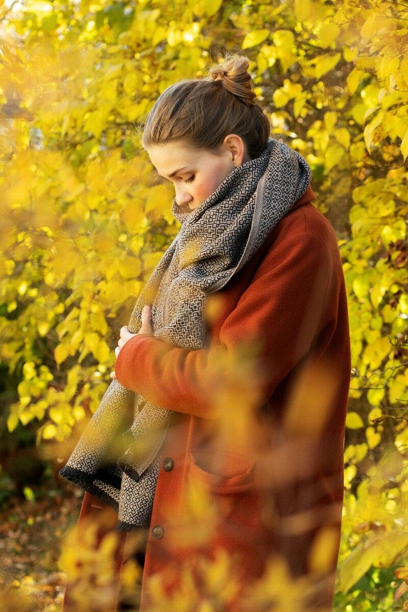 LAPUAN - KOLI LINEN SCARF. BLACK+GREY