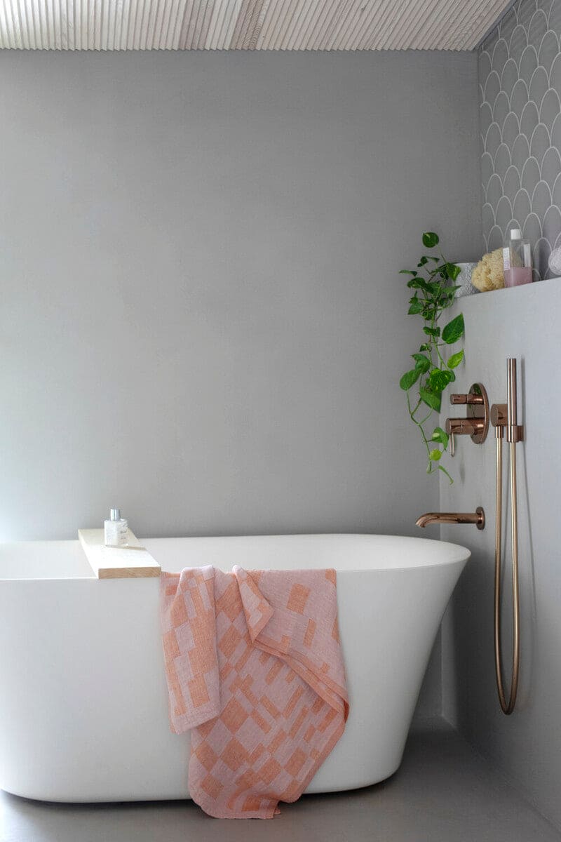 LAPUAN - KOODI LINEN HAND TOWEL. RUST+ROSE