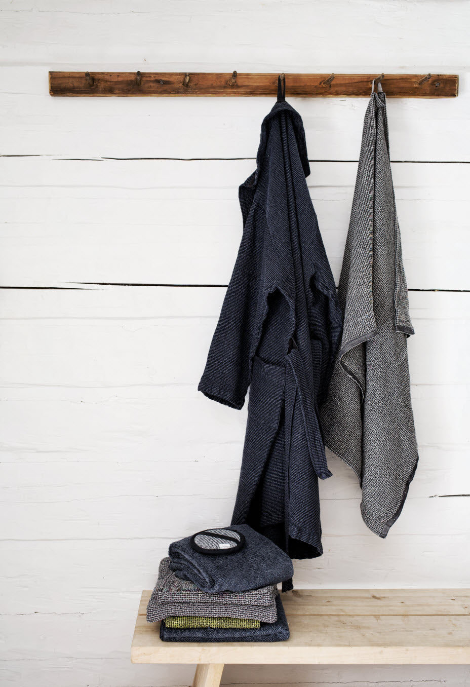 LAPUAN - TERVA WAFFLE BATHROBE. BLACK+NATURAL