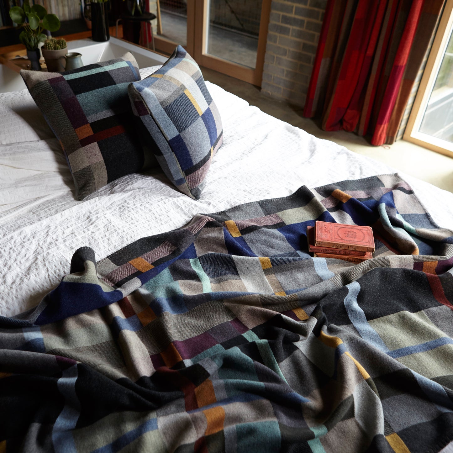 WALLACE+SEWELL - BLOCK THROW - ERNO - LARGE