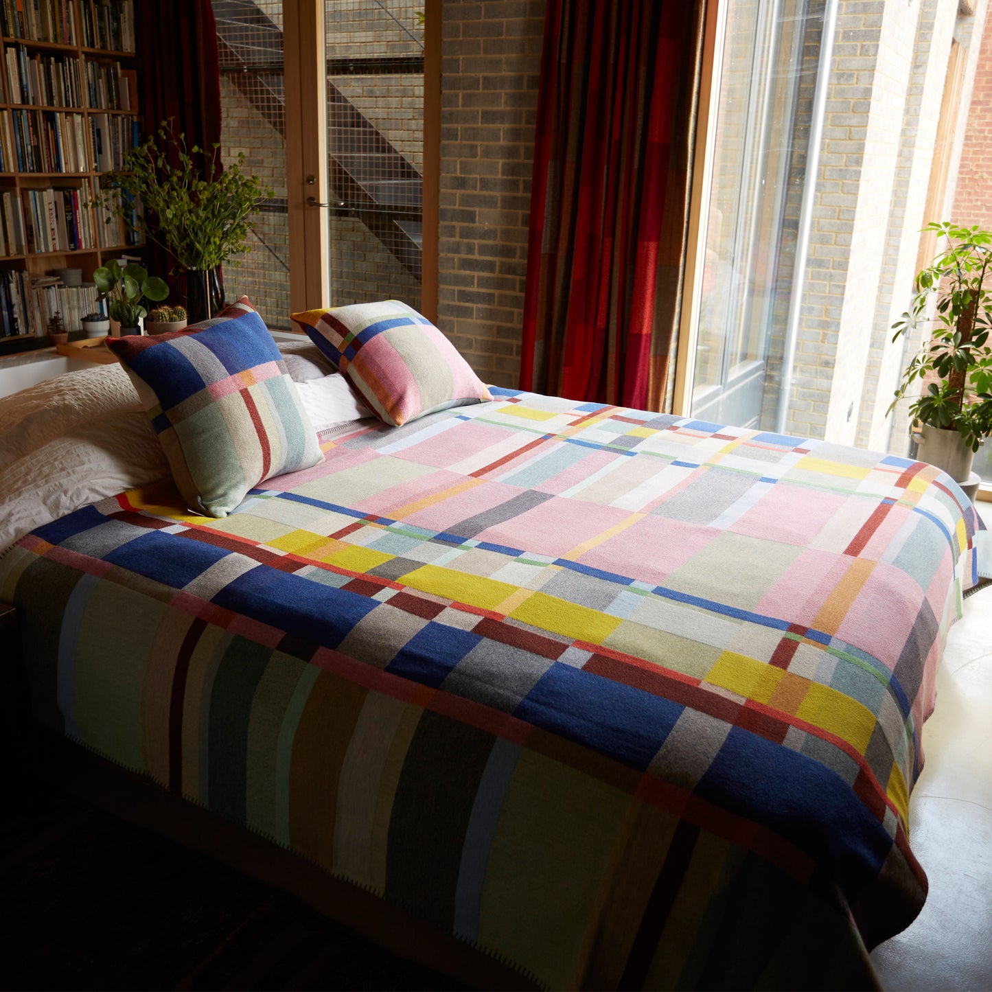 WALLACE+SEWELL - BLOCK THROW - LLOYD - LARGE