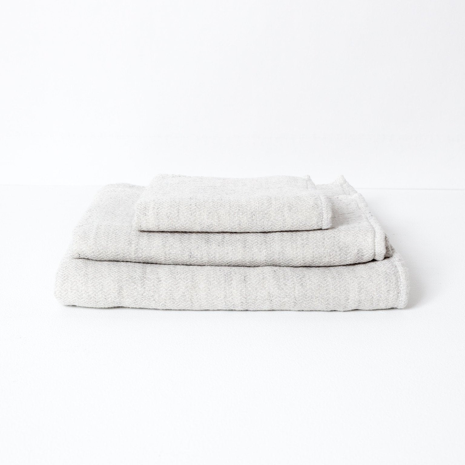 KONTEX - CLAIRE ORGANIC COTTON TOWEL. SILVER GREY