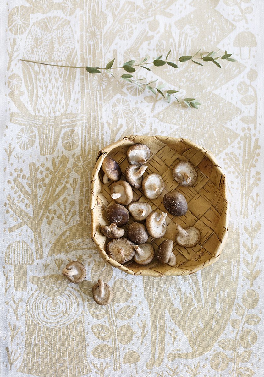 LAPUAN - METSIKKO LINEN HAND TOWEL. WHITE+GOLD
