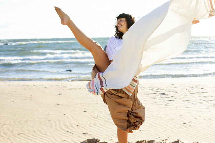 LAPUAN - LEWA LINEN HAND TOWEL. GREY+BURGUNDY