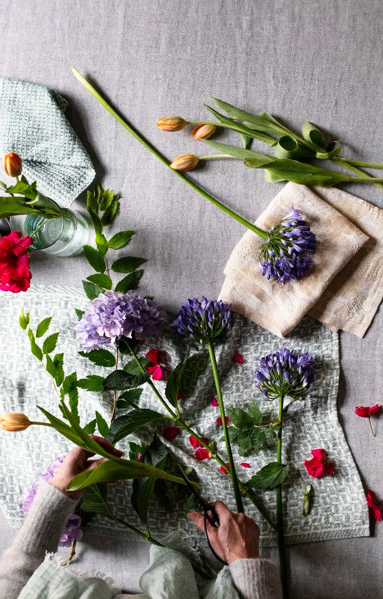 LAPUAN - MAUSTE LINEN HAND TOWEL. WHITE+ASPEN GREEN