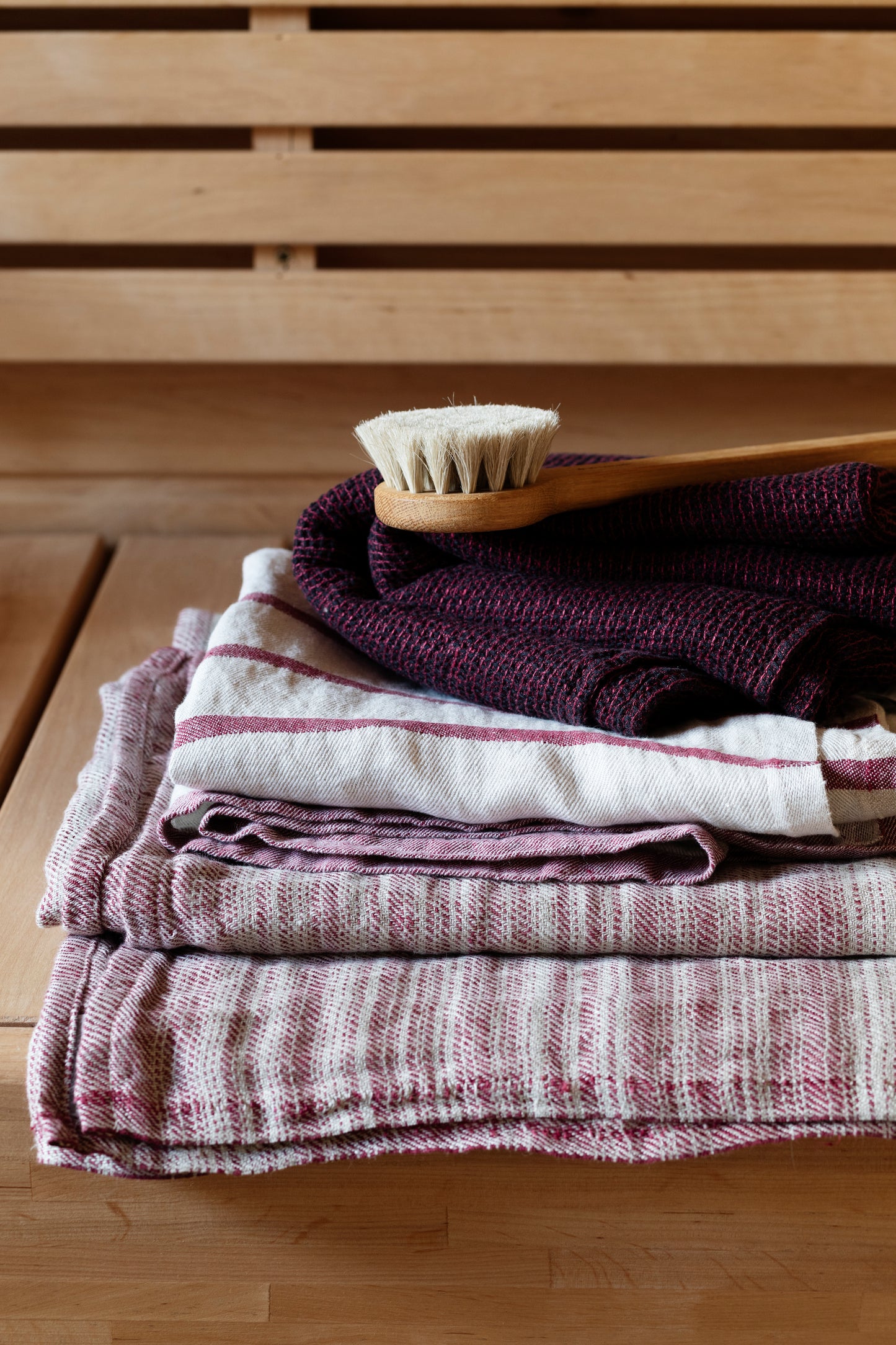 LAPUAN - TERVA WAFFLE TOWEL. BLACK+BURGUNDY