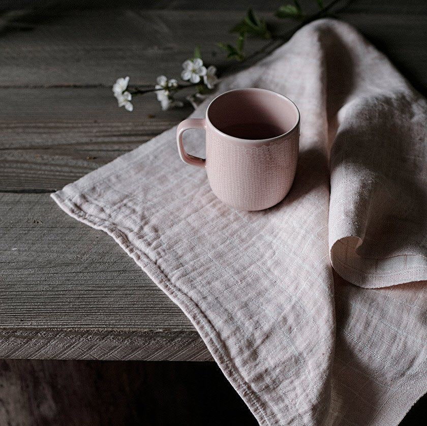 LAPUAN - LASTU LINEN HAND TOWEL. ROSE+WHITE