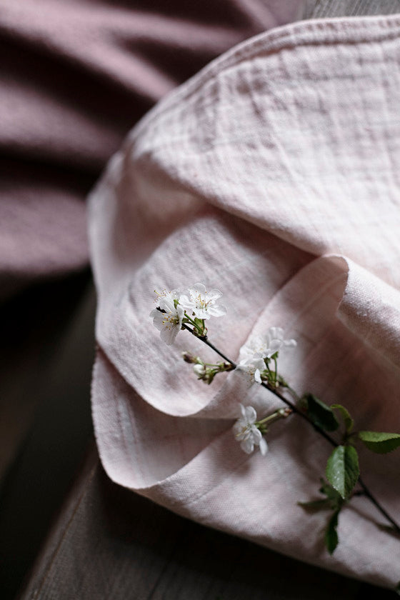 LAPUAN - LASTU LINEN HAND TOWEL. ROSE+WHITE