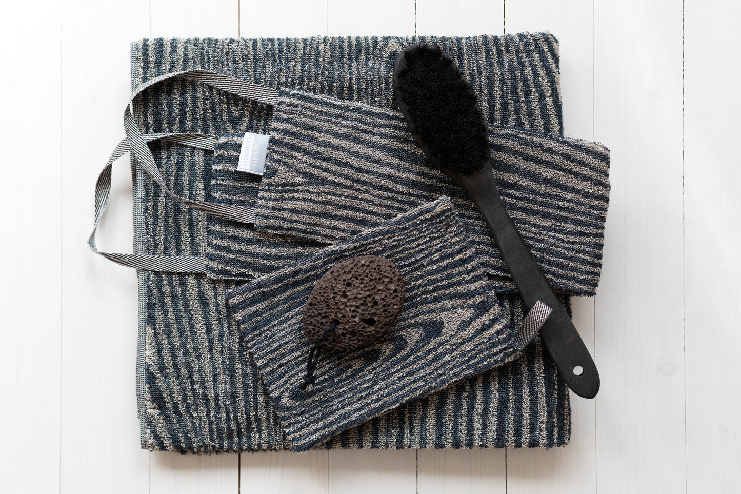 LAPUAN - VIILU LINEN TERRY BACK RUB. NATURAL+BLACK