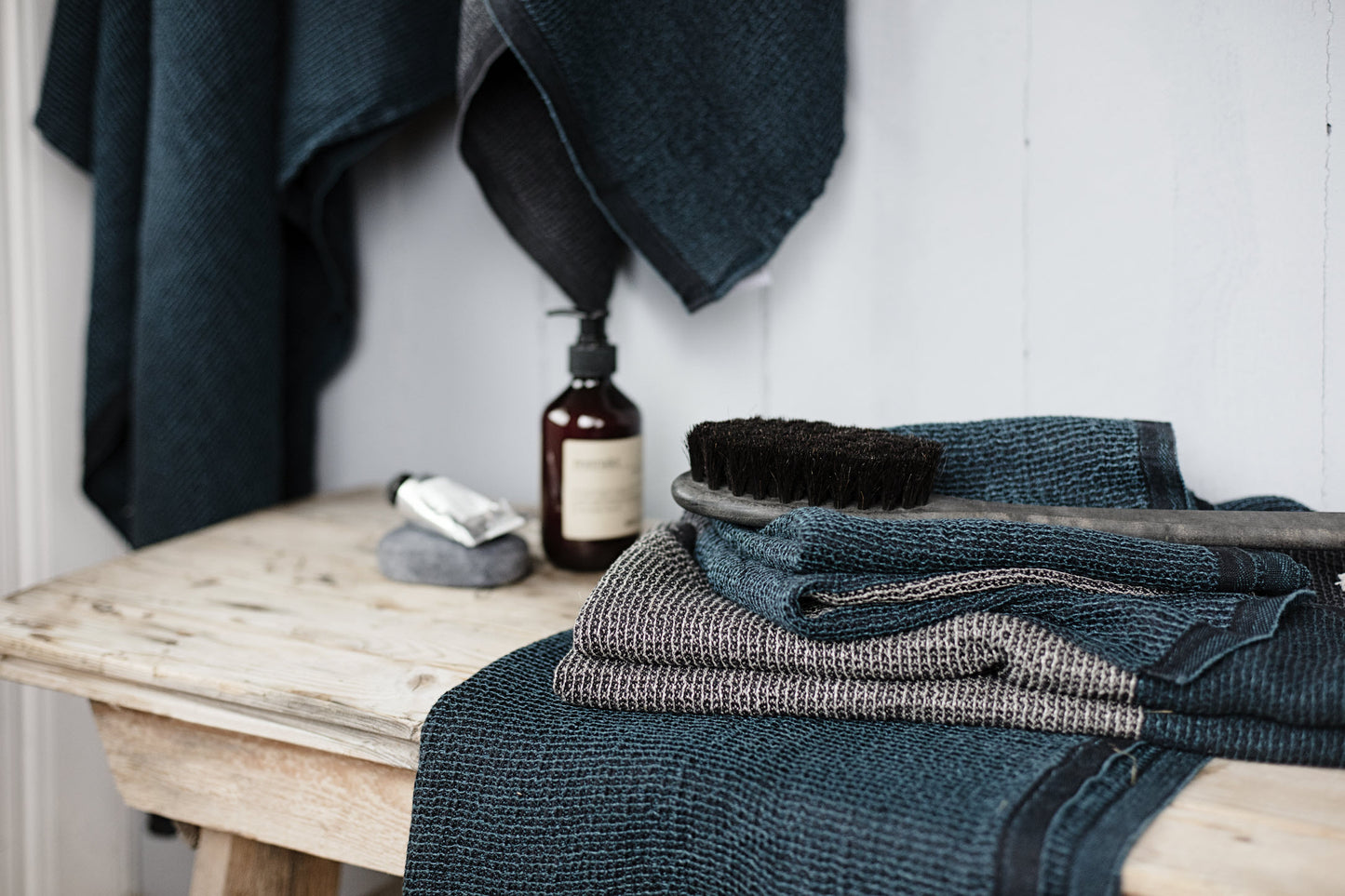LAPUAN - TERVA WAFFLE TOWEL. NATURAL+GREY MULTI STRIPE