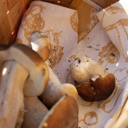 LAPUAN - SIENIMETSA MUSHROOMS HAND TOWEL. WHITE+GOLD