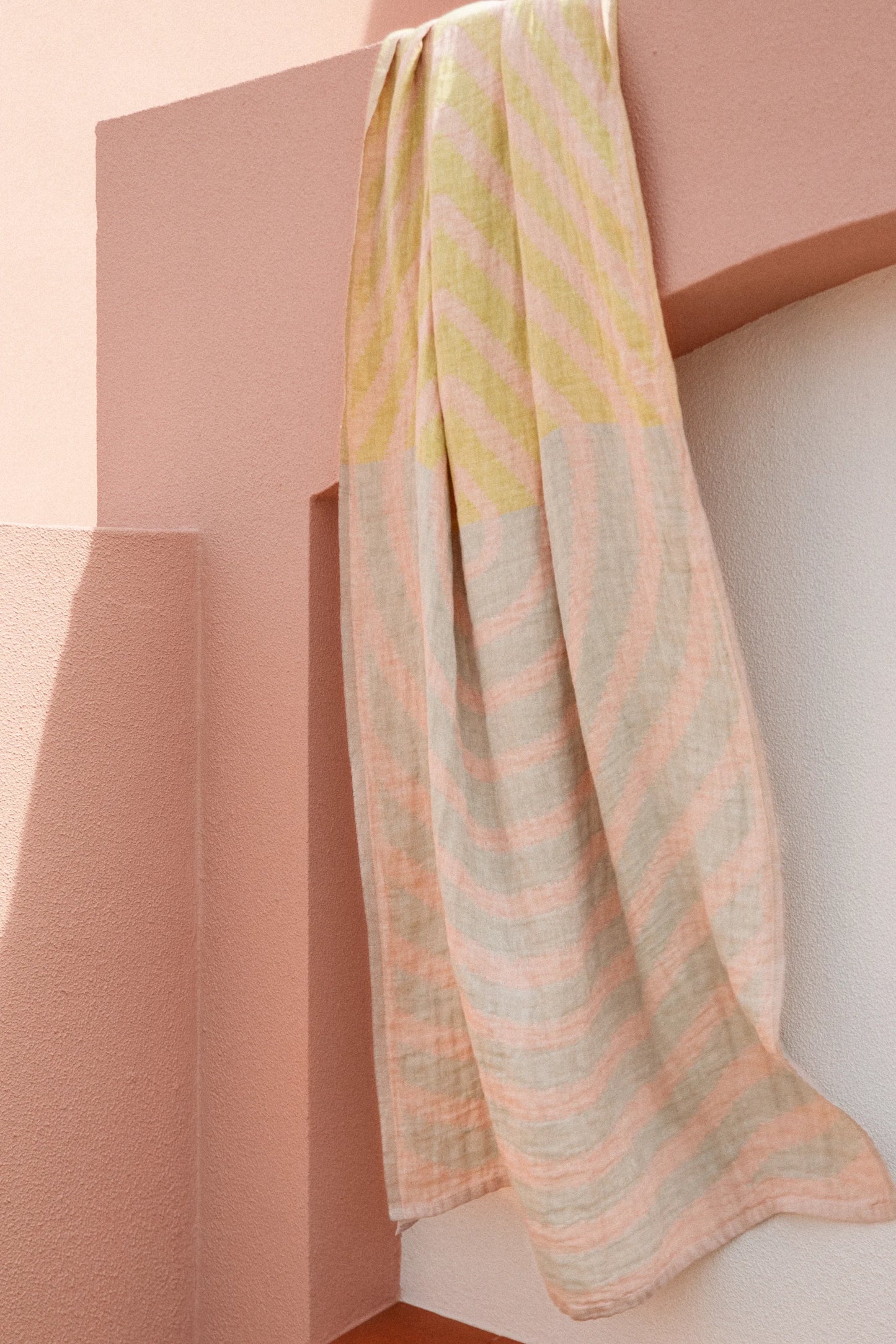 LAPUAN - SERVIETTE DE CUISINE EN LIN HELMI. ROSE+BLANC