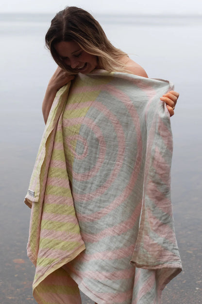 LAPUAN - SERVIETTE DE CUISINE EN LIN HELMI. ROSE+BLANC