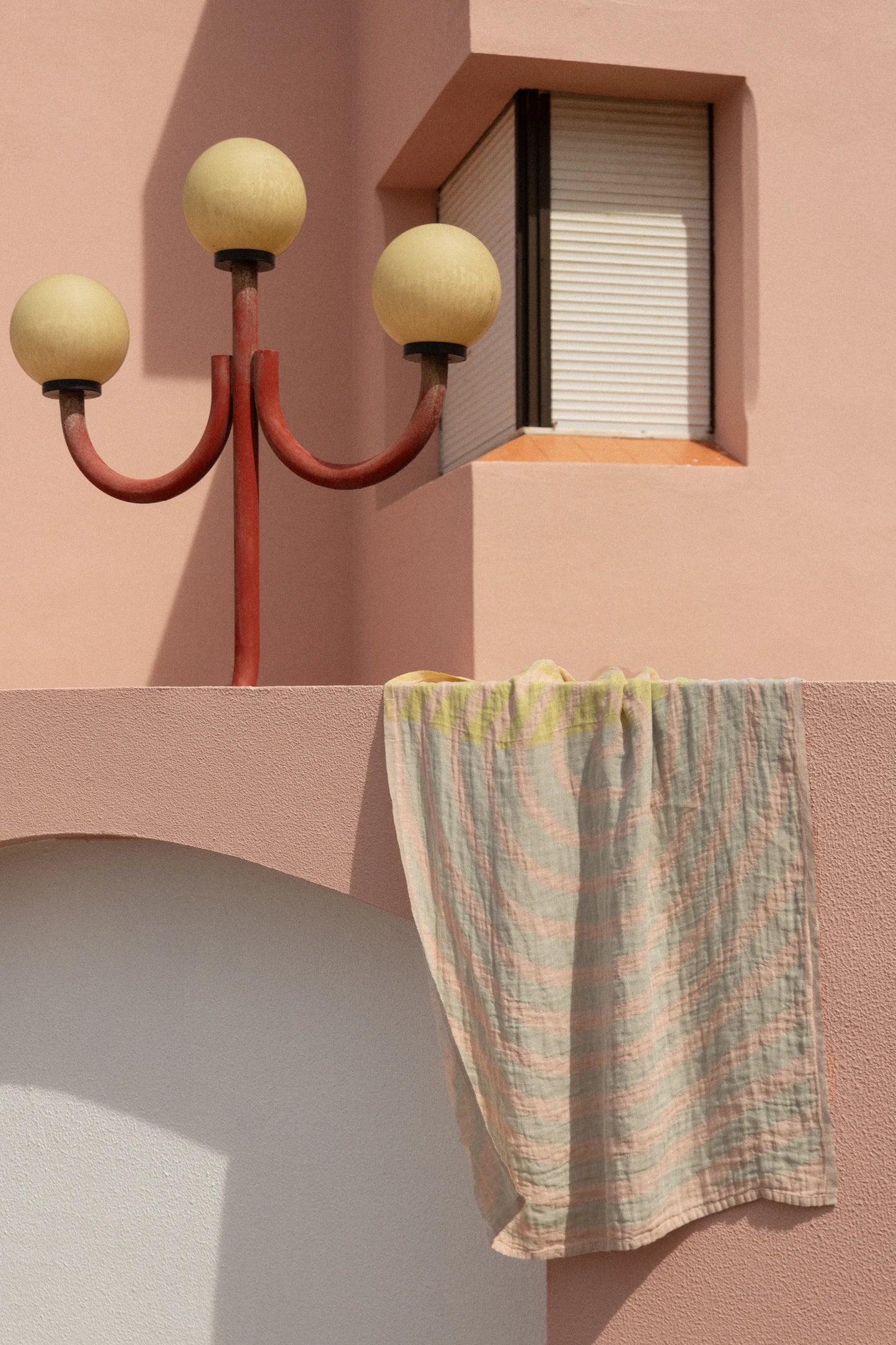 LAPUAN - SERVIETTE DE CUISINE EN LIN HELMI. ROSE+BLANC