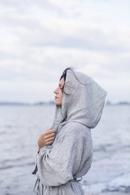 Peignoir à capuche en lin prélavé LAPUAN KANKURIT. Gris.
