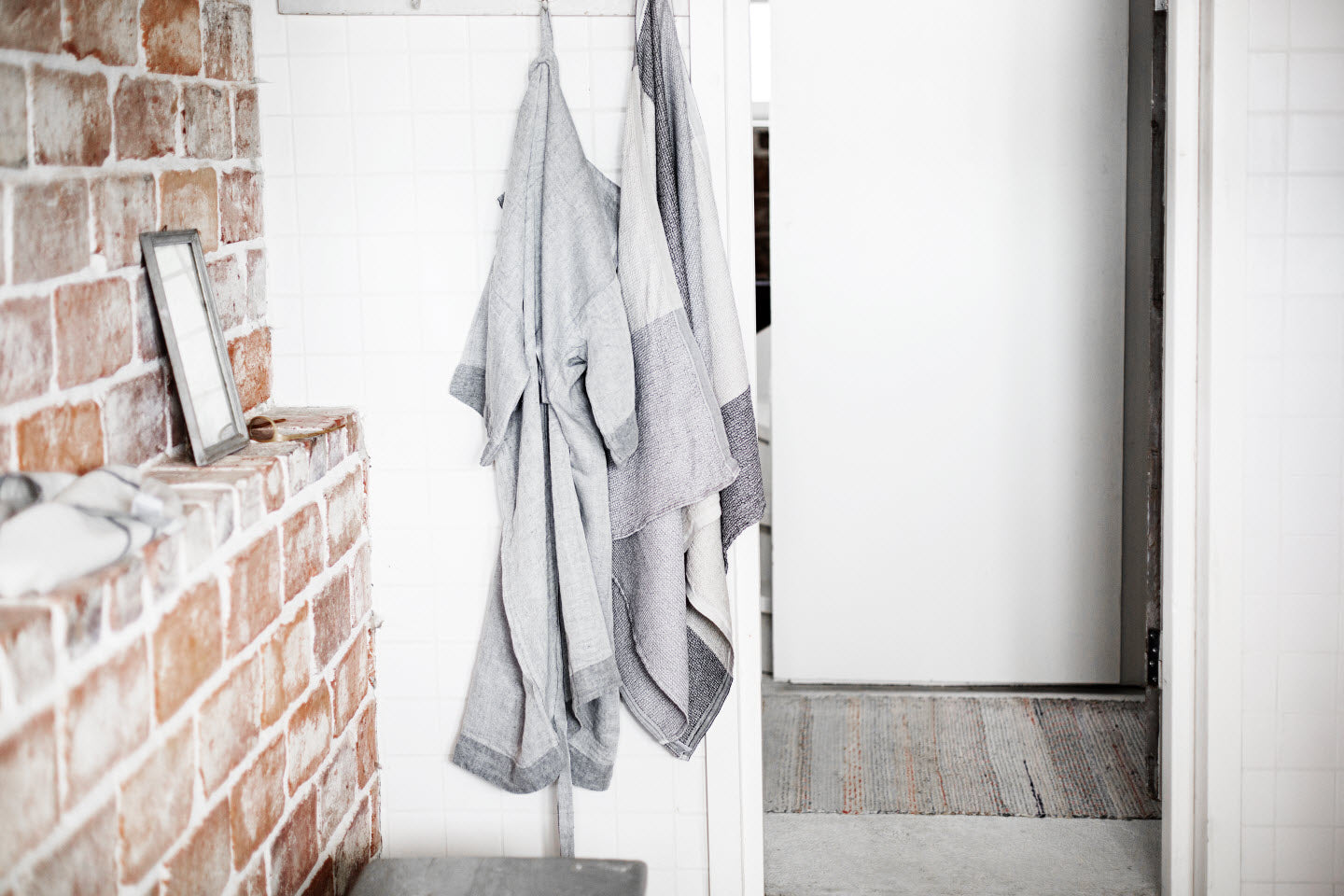 LAPUAN - KASTE PRESHRUNK LINEN BATHROBE. GREY