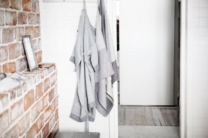 PEIGNOIR DE BAIN EN LIN PRÉLAVÉ LAPUAN KASTE. GRIS