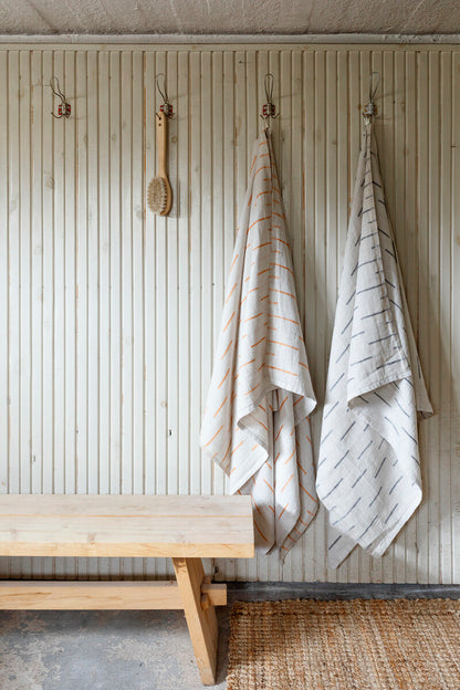 LAPUAN - PAUSSI LINEN HAND TOWEL. NATURAL+RUST