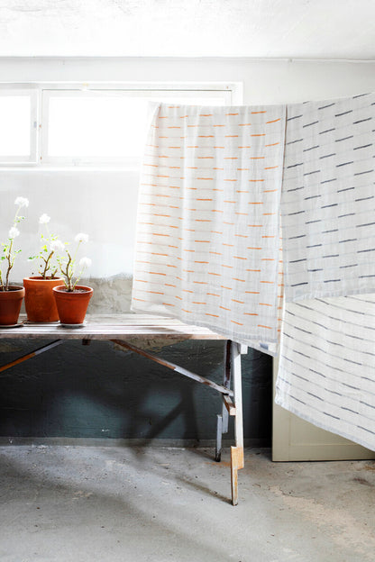 LAPUAN - PAUSSI LINEN HAND TOWEL. WHITE+GREY